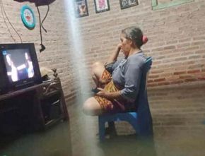 Seorang Nenek Asik Nonton Sinetron Walau Rumahnya Terendam Banjir, Netizen: “Tetep Santuy”