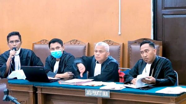 JPU Debat Panas dengan Penasihat Hukum soal Kode Etik Hendra Kurniawan, Jaksa Sampai Turunkan Jempolnya