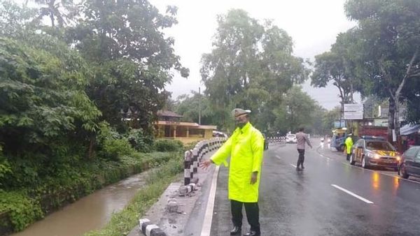 Gara-gara Rokok, Mobil Hantam Pembatas Jalan di Kulon Progo