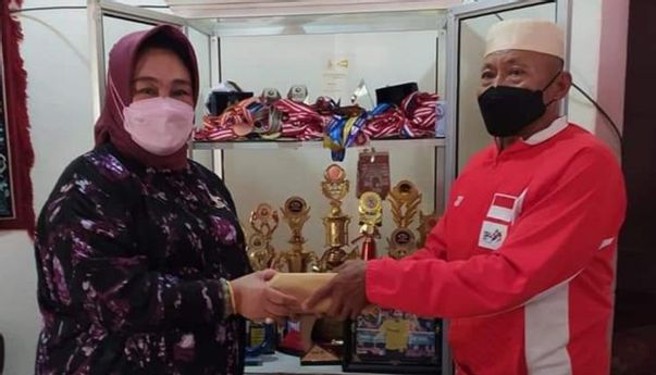 Tidak Hanya Apriyani Rahayu, Ayahnya Pun Dapat Bonus Uang Rp 100 Juta dan Satu Unit Rumah