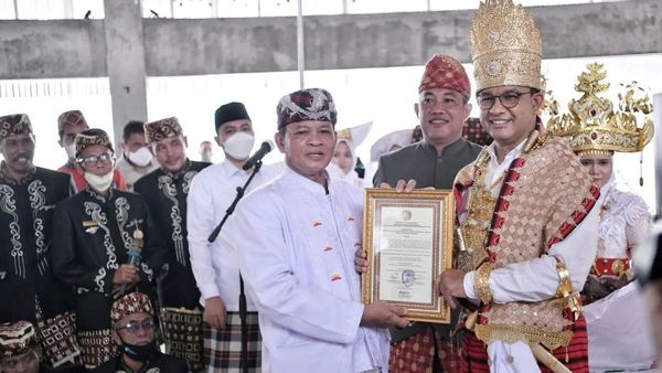 Keren! Anies Diberikan Gelar Kehormatan Adat di Tulang Bawang Barat Lampung