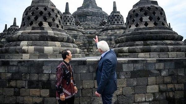 Sudah Dicoba Presiden Federal Jerman! Semua yang Naik Borobudur Sekarang Wajib Pakai Sandal Bernama Upanat