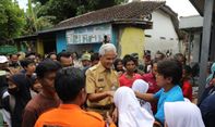 Ganjar Pranowo Tinjau Banjir di Brebes, Bawa Bantuan untuk Anak Sekolah