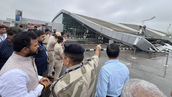 Atap Bandara New Delhi Runtuh Akibat Hujan Deras dan Angin Kencang, Satu Orang Tewas