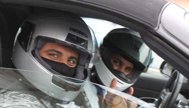 Aneh! Lelaki Ini Ditilang Polisi Gegara Menyetir Mobil Tidak Pakai Helm