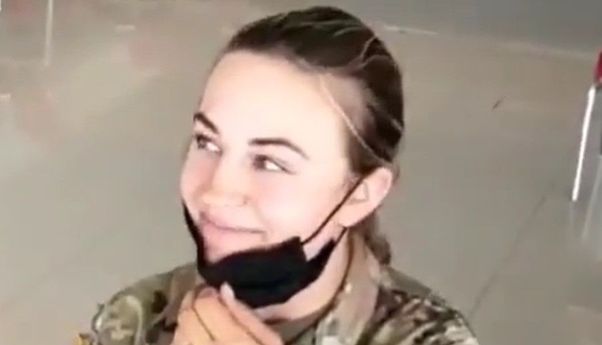 Tentara Cantik Ini Viral Setelah Buka Masker Saat Akan Tes Swab, Bikin Terpesona