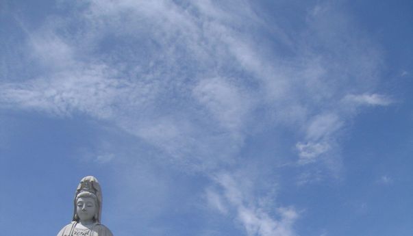 Menakjubkan! Vihara Avalokitesvara di Karo Memiliki Patung Tertinggi di Asia Tenggara