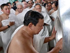 Momen Presiden Prabowo Laksanakan Umrah: Masuk Ka'bah dan Cium Hajar Aswad