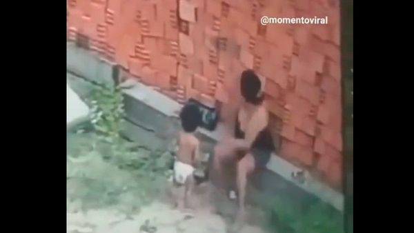 Seorang Ibu Terekam Kamera Selamatkan Anak dari Tembok yang Runtuh, Heroik Banget!