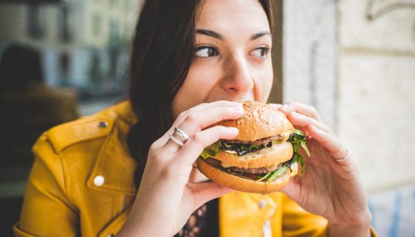 Cara Makan Burger yang Benar Layaknya Seorang Pro agar Tak Terkesan Norak dan Tetap Rapi