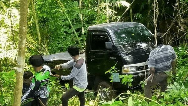 Berita Jawa Barat: Tak Bertuan, Mobil Pickup Misterius Nyangkut di Tengah Hutan Cianjur