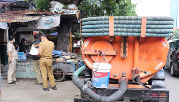 Bikin Bau, Limbah Septic Tank Malah Dibuang ke Saluran Air di Rasuna Said