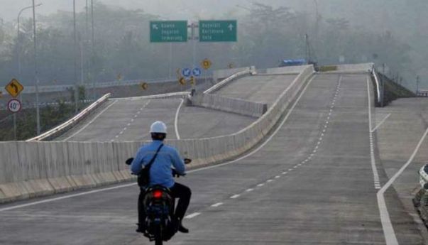 Berita Hari ini: Linglung, Kakek Pengendara Motor Nyasar ke Jalan Tol Surabaya-Mojokerto