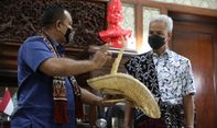 Raja Rote Kasih Kain Tenun dan Topi Ti’i Langga ke Ganjar: Terima Kasih Telah Jaga Warga NTT