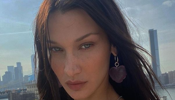 Bella Hadid Turun ke Jalan di New York Sambil Kibarkan Bendera Palestina