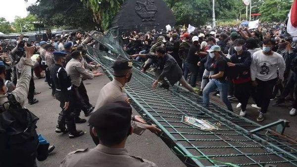 Berita Jateng: Demo UU Cipta Kerja di DPRD Jateng Panas, Ratusan Orang Dipulangkan, 4 Mahasiswa Masih Diperiksa