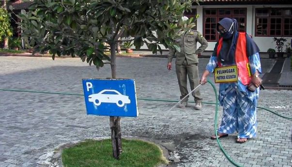 Berita Terbaru: Langgar Protokol Kesehatan, ASN di Kulonprogo Dihukum Menyapu & Menyiram Tanaman