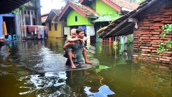 500 Keluarga Jadi Korban Banjir Subang, 50 Mengungsi di Bawah Jembatan Layang Pamanukan