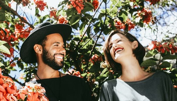 Menurut Penelitian, Inilah Alasan Pria Humoris Selalu Menarik di Mata Perempuan