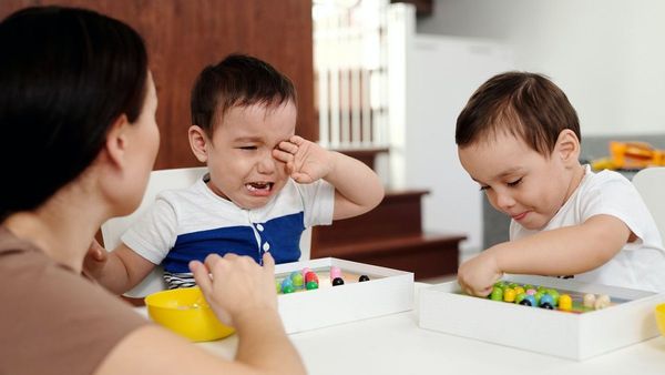 Pilih Babysitter atau Daycare? Mana yang Mendukung Perkembangan Anak?