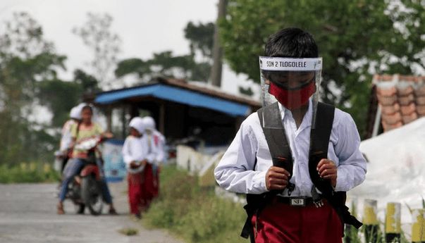 Meski Terancam Erupsi, para Siswa SD di Lereng Merapi Semangat Sekolah
