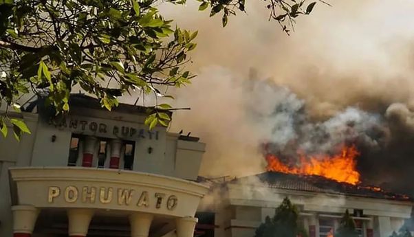 Polisi Tangkap 40 Orang terkait Pembakaran Kantor Bupati Pohuwato Gorontalo