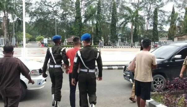 Berita Terkini: Tak Terima Ditegur, Oknum TNI Pamerkan Pistol ke Satgas Covid-19