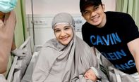 Dikaruniai Anak Pertama, Zaskia Sungkar Pamerkan Wajah Ganteng Bayinya dari Dekat