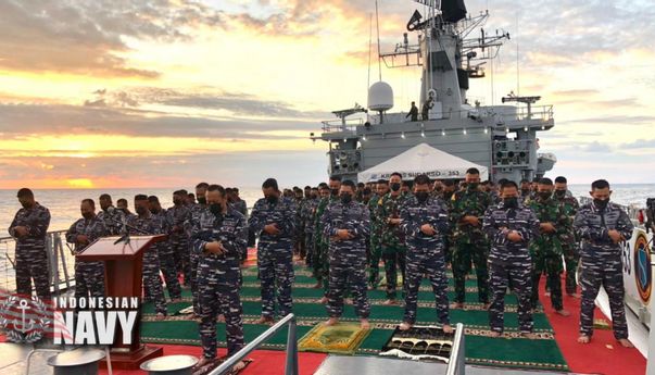 Usai Salat Idulfitri di Tengah Laut, Prajurit KRI Yos Sudarso–353 Tabur Bunga Kenang Nanggala-402