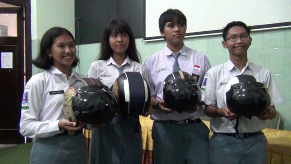 Siswa di SMA Negeri 5 Semarang Berhasil Kembangkan Helm Berpanel Surya
