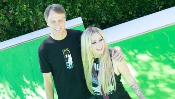 Avril Lavigne dan Tony Hawk Kolaborasi di TikTok, Nostalgia Lagu 'Sk8er Boi'