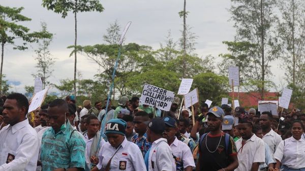 Tak Terima Brimob Bikin Markas di Sekolahnya, Ratusan Siswa di Papua Turun Aksi