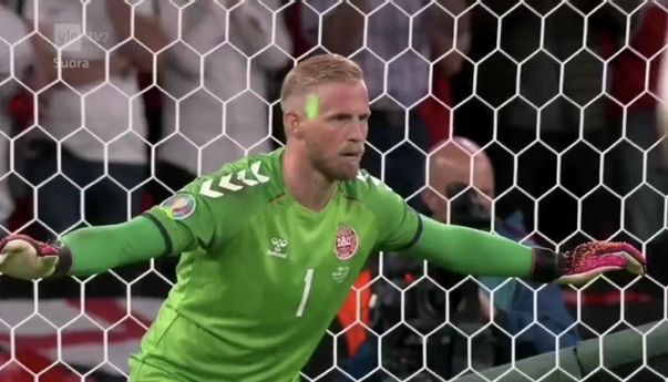 Euro 2020: Tak Terpuji, Fans Inggris Tembakkan Laser Ke Wajah Kasper Schmeichel
