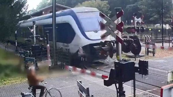 Perempuan di Belanda Terekam Nyaris Disambar Kereta Saat Terobos Perlintasan