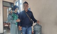 Pria Ini Beli Scoopy Pakai Uang Receh Segalon, Karyawan Dealer Hitungnya Berjam-Jam!