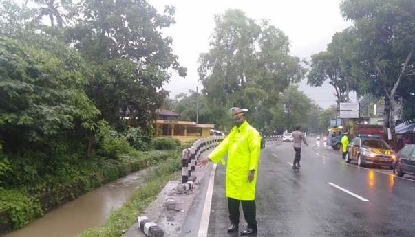 Gara-gara Rokok, Mobil Hantam Pembatas Jalan di Kulon Progo