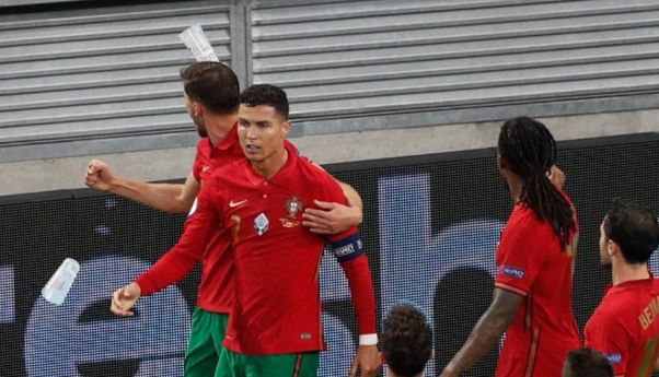Penonton Lempari Botol Coca Cola ke Arah Cristiano Ronaldo di Laga Portugal-Prancis
