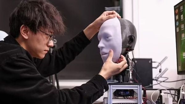 Ilmuwan Columbia University Ciptakan Robot Emo yang Bisa Baca dan Tiru Ekspresi Wajah Manusia