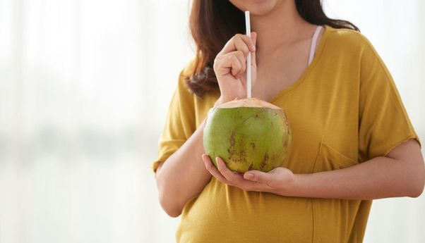 Menguak Mitos atau Fakta Minum Air Kelapa Saat Hamil Bikin Kulit Bayi Putih