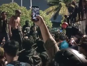 Tiga Mahasiswa UI Terluka dan Dilarikan ke RS Saat Demo Ricuh Tolak RUU TNI di Gedung DPR