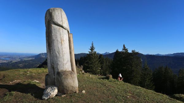 Patung Penis Raksasa di Puncak Gunung Ini Hilang Misterius, Siapa Pelakunya?