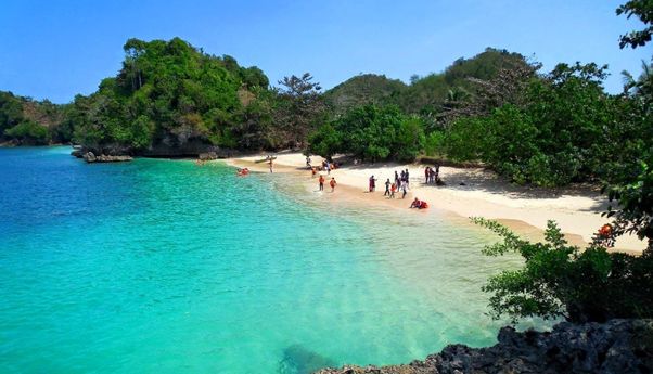 Tidak Hanya Berkunjung Lalu Pulang, Kegiatan Ini juga Bisa Anda Nikmati Di Pantai Tiga Warna