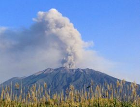 Berita Terkini: Gunung Raung di Jawa Timur Meletus 60 Kali, Masyarakat Diimbau Tetap Tenang