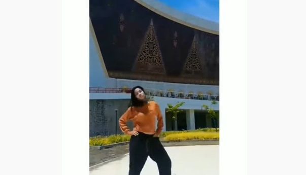 Aksi Joget TikTok di Depan Masjid Raya Sumbar Viral, Cewek Ini Minta Maaf Usai Dapat Kecaman Netizen