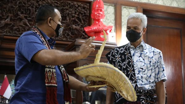 Raja Rote Kasih Kain Tenun dan Topi Ti’i Langga ke Ganjar: Terima Kasih Telah Jaga Warga NTT