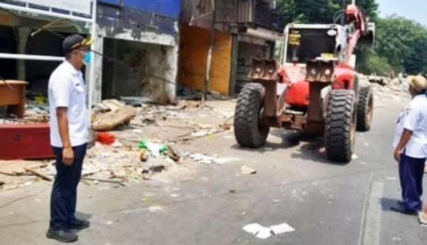 Kelurahan Pinangsia Bongkar 30 Bangunan Liar di Lahan Aset Pemda