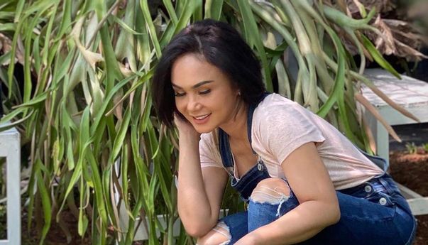 Yuk Intip Cara Yuni Shara Hijaukan Rumah dengan Palem Kipas, Pecinta Tanaman Hijau Wajib Tahu!