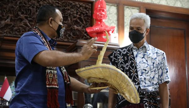 Raja Rote Kasih Kain Tenun dan Topi Ti’i Langga ke Ganjar: Terima Kasih Telah Jaga Warga NTT