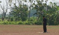 Alasan di Balik Tirakat Mualimin yang Menahan Panas sambil Salat Sendirian di Lapangan Demak