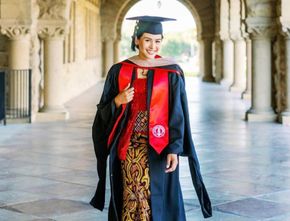 Pose dengan Kebaya Batik, Maudy Ayunda Lulus S2 Dua Jurusan dari Stanford University
